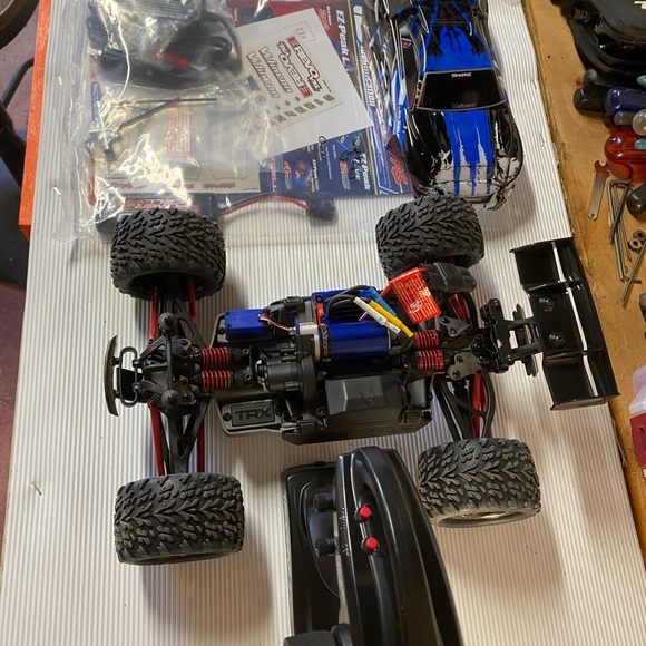 Traxxas E Revo 1/16 and 1/10 scale - Picture 4 of 5